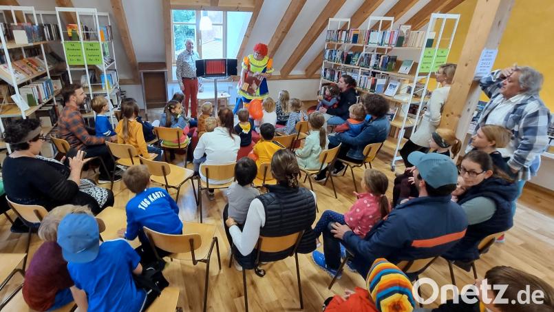 Der Auftritt eines Clowns beim Tag der offenen Tür in der Kastler Bücherei kam bei den Kindern super an. Bild: Georg Dürr