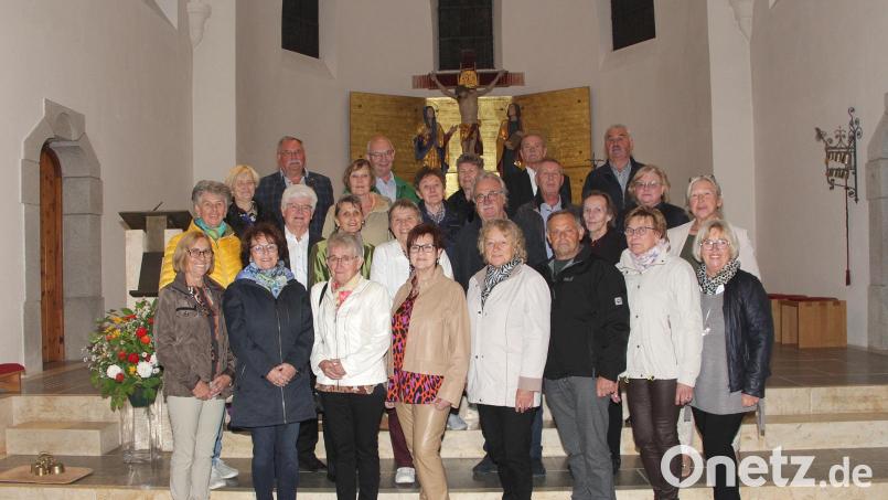 Die Teilnehmer des Klassentreffens gruppierten sich zu einem Erinnerungsfoto. Bild: Lisa Langer/exb