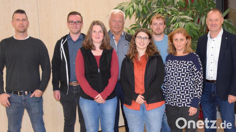 Sie gehören dem Vorstand für die anstehende Dorferneuerung in Ebermannsdorf an (von links): Steffen Hauser, Adrian Käß, Anita Vieracker, Franz Elsner, Carolin Vieracker, Christian Gresser, Petra Sperl und Bürgermeister Erich Meidinger. Bild: bö