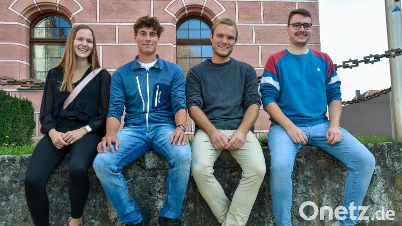Anja Segerer, Julius Keck, Lukas Graf und Johannes Pürner posieren vor dem Interview mit Oberpfalz-Medien am Rathaus. Die vier gehören zur Kapelle &quot;In oiner Dur&quot; – die in Sulzbach-Rosenberg und dem Landkreis immer bekannter wird. Bild: Stephan Huber