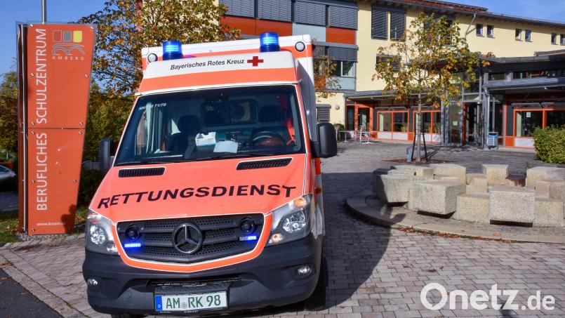 Das Berufliche Schulzentrum in Amberg musste am Freitagmorgen nach einer Reizgas-Attacke komplett evakuiert werden. Bild: Stephan Huber