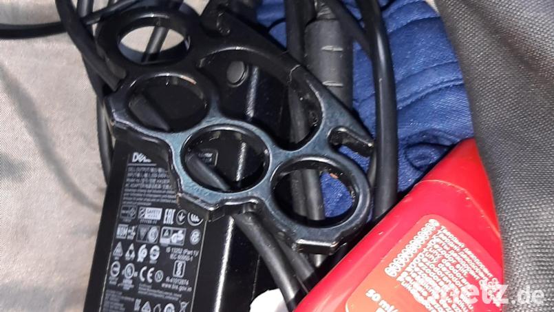 Zwischen Ladegerät und Lotion hat ein 39-jähriger Slowake einen Schlagring versteckt. Bild: Bundespolizei/exb