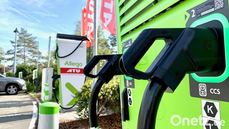 Auf dem ATU-Gelände stehen neue Elektroladesäulen. Bild: Gabi Schönberger