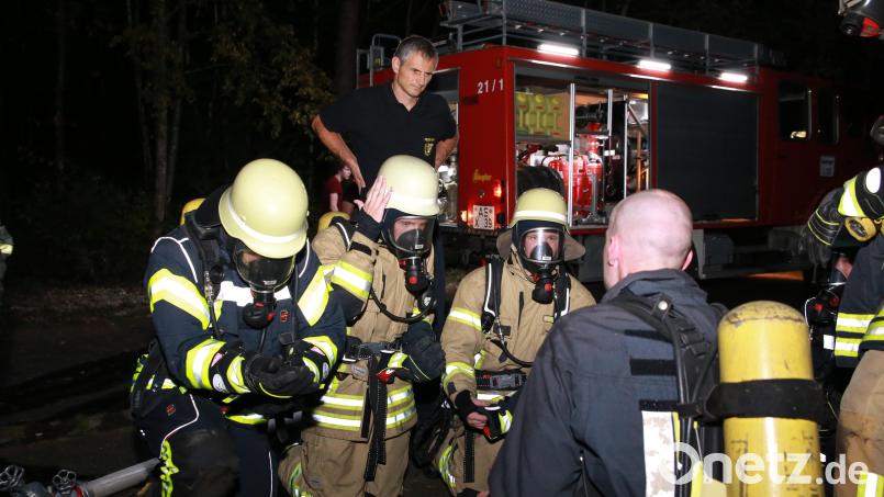 Die Teilnehmer nach der heißen Übung in Atzlricht. Im Hintergrund Lehrgangsleiter Kreisbrandmeister Peter Meßmann. Bild: egl