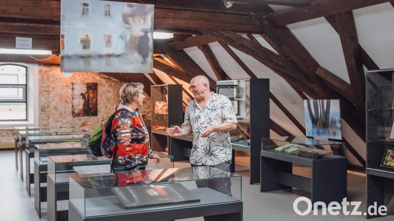 Fotograf Norbert Grüner im Gespräch mit einer Ausstellungsbesucherin. Die Sonderschau „Alles reine Ansichtssache“ ist noch bis 29. Oktober im Knopfmuseum zu sehen. Bild: Susanne Forster