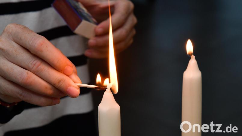 Mit dem Anzünden der Shabbat-Kerzen gedachten jüdische Familien in Amberg und im Landkreis am Freitag auch der Opfer des barbarischen Angriffs der Hamas in Israel. Bild: Petra Hartl