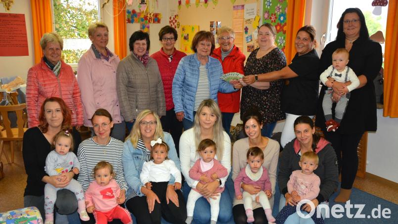Mit einer Spende von 1000 Euro unterstützt der Katholische Frauenbund Mitterteich die örtlichen Eltern-Kind-Gruppen. Im Bild übergeben Vorsitzende Stilla Schuller (Sechste von links) und Kassiererin Rita Thoma (Fünfte von links) das Geld an EK-Gruppenleiterin Sandra Panitzek (Dritte von rechts). Bild: jr