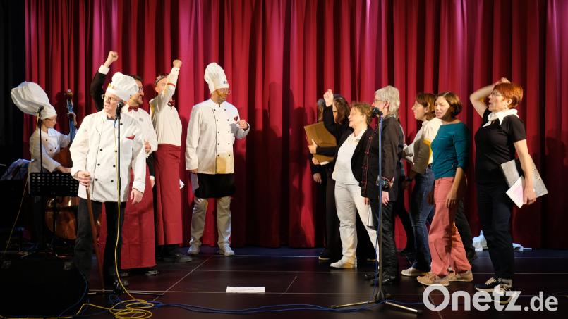 Intensiv proben die 25 Laienschauspieler an der Unterhaltungsshow &quot;Gesternheutemorgen&quot; auf der Bühne des Speinsharter Gemeindezentrums. Bild: do