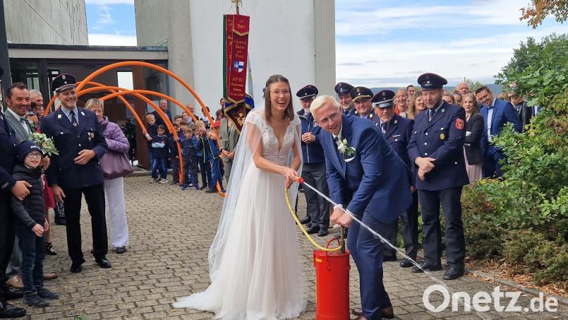 Vereine und Arbeitskollegen standen Spalier und gratulierten dem frisch getrauten Ehepaar, die beim Einsatz an der Spritze eine gute Figur machten. Bild: kki