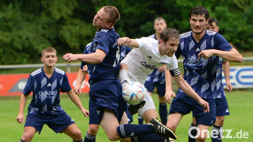 Torjäger Thimo Luff (weißes Trikot) vom TSV Detag Wernberg erfreut sich in den Kreisliga-Spielen immer enormer Aufmerksamkeit des Gegners. So wie hier gegen den FC Schmidgaden. Bild: mhs