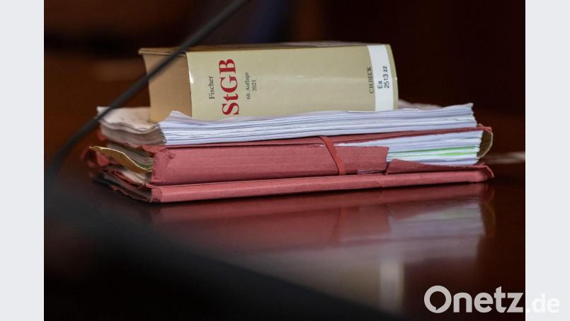 Ein 37-Jähriger muss wegen gefährlicher Körperverletzung ins Gefängnis. Er hatte einem Mann in Vilshofen Pfefferspray in die Augen gesprüht. Symbolbild: Swen Pförtner/dpa