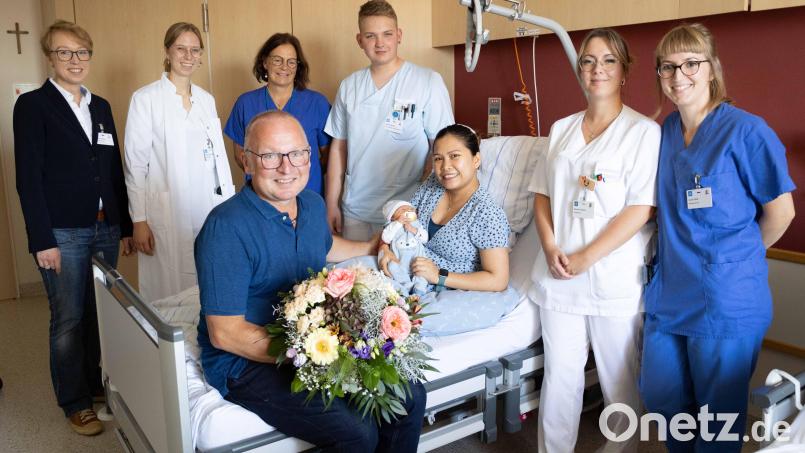 Geschäftsführerin Janina Philipp (hinten, von links), Dr. Bernadette Lehmann, Dr. Susanne Merl und Jeremy Weber hießen mit mit den glücklichen Eltern Harald und May Ann den kleinen Lukas willkommen. Rechts neben dem Bett Nicole Schwarz und Hebamme Lucie Jobst. Bild: Johanna Foitzik/exb