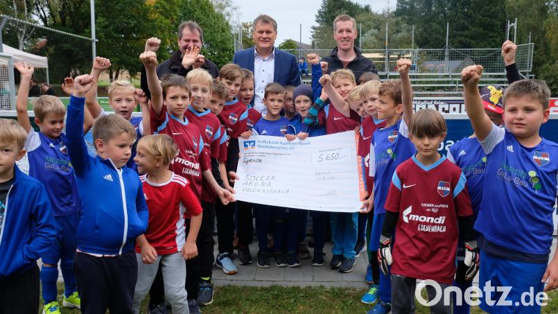 Die Eröffnung der Soccer-Arena Oberbibrach nimmt der Schlammersdorfer Filialleiter der Volksbank Raiffeisenbank Nordoberpfalz Manfred Eller zum Anlass, den Akteuren symbolisch den Spendenscheck in Höhe von 5.650 Euro zu überreichen. Bild: do