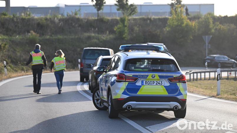 Polizisten gehen in der Nähe der Unfallstelle. Beim Unfall eines mutmaßlichen Schleuserfahrzeugs auf der Autobahn 94 sind sieben Menschen gestorben und mehrere schwer verletzt worden. Bild: Sven Hoppe