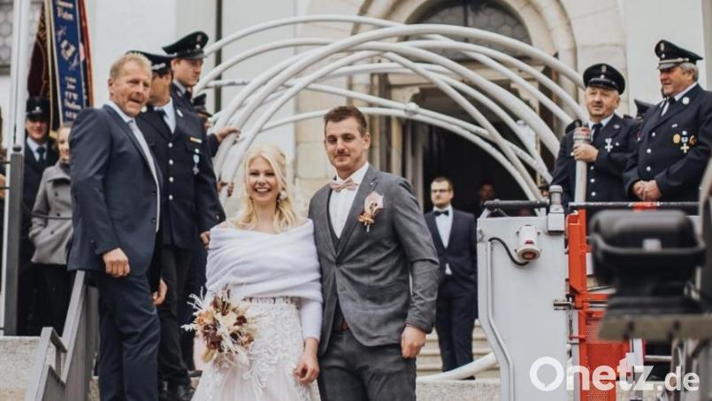 Nach dem Verlassen der Kirche erwartet Julia und Dominik Balk ein langes Spalier der Vereine. Auch die Drehleiter steht schon parat. Bild: Balk/exb