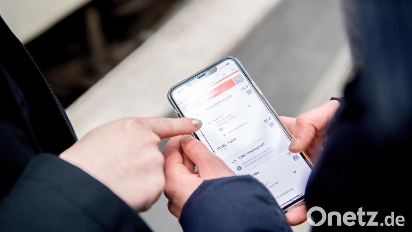 Wer mobil ein Bahnticket gekauft hat und es doch nicht nutzen will, kann es innerhalb von zwölf Stunden in der Regel kostenlos stornieren - unabhängig von der Preiskategorie. Bild: Zacharie Scheurer/dpa