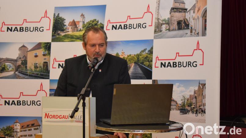 Einen ausführlichen Rechenschaftsbericht über das Jahr 2023 erstattete Bürgermeister Frank Zeitler in der Bürgerversammlung. Bild: bnr