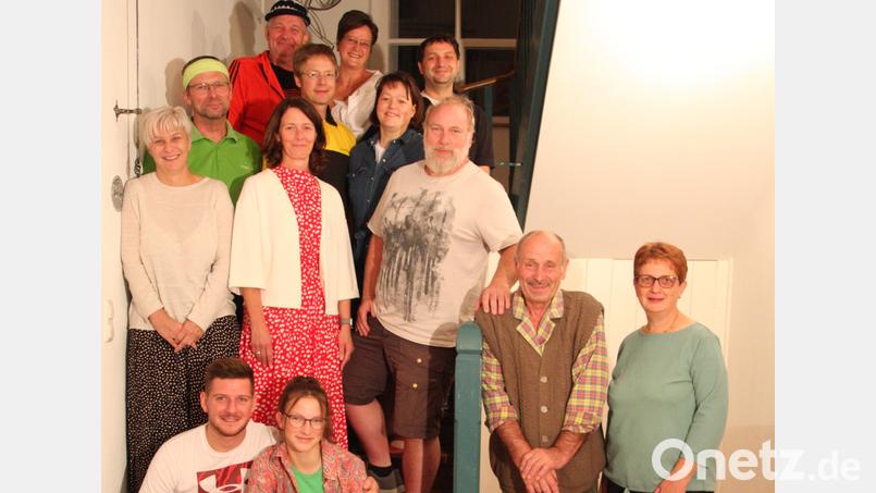 Sie wollen den Besuchern in diesem Jahr mit dem Stück „Das verflixte Klassentreffen“ wieder unbeschwerte und lustige Stunden bereiten. Bild: Prögler/exb
