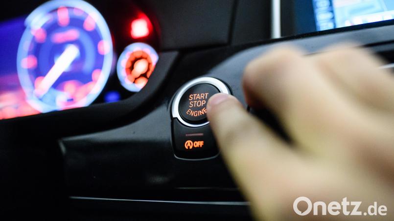 Ein Mann drückt den Start-Stop-Knopf eines BMW. Autodiebe haben es zunehmend auf Fahrzeuge mit dem Schließmechanismus Keyless-Go abgesehen. Nun auch in Weiherhammer. Symbolbild: Matthias Balk/dpa