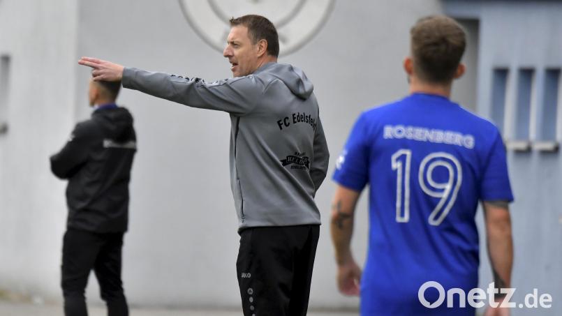 Trainer Stephan Schmeller (links) fliegt mit dem FC Edelsfeld derzeit durch die Kreisliga Süd. Am letzten Hinrunden-Spieltag bietet sich dem Aufsteiger die Chance, sich mit einem Sieg im Spitzenspiel gegen Inter Bergsteig Amberg die Herbstmeisterschaft zu sichern. Bild: Hubert Ziegler