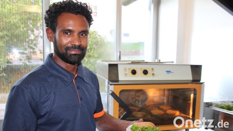 Der 31-jährige Samuel Gebru eröffnete Anfang August in Tirschenreuth seinen zweiten Burger-Laden „Uncle Sam’s Burger“. Eine weitere Filiale betreibt der gebürtige Äthiopier in Bamberg. Bild: kro