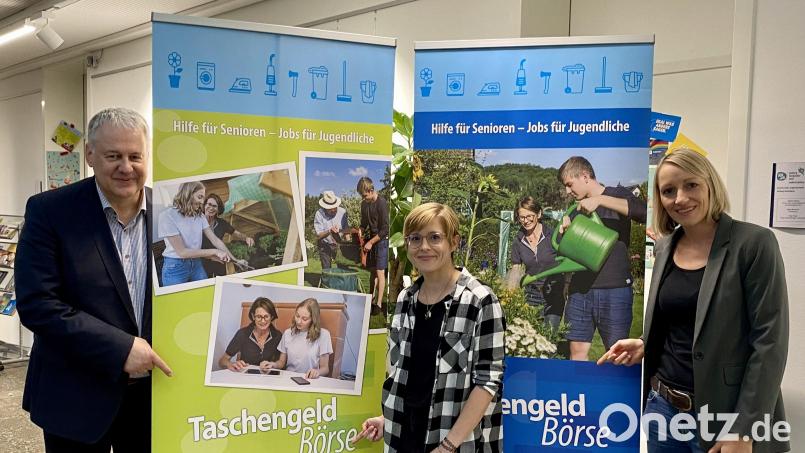 Landrat Richard Reisinger (links) begrüßt die neue Mitarbeiterin der Taschengeldbörse, Susanna Morton (Mitte). Gemeinsam mit Iris Pinzenöhler (rechts) kümmert sie sich um die Vermittlung von Jobs in Sulzbach-Rosenberg und im nördlichen Landkreis. Bild: Kreisjugendring Amberg-Sulzbach/exb
