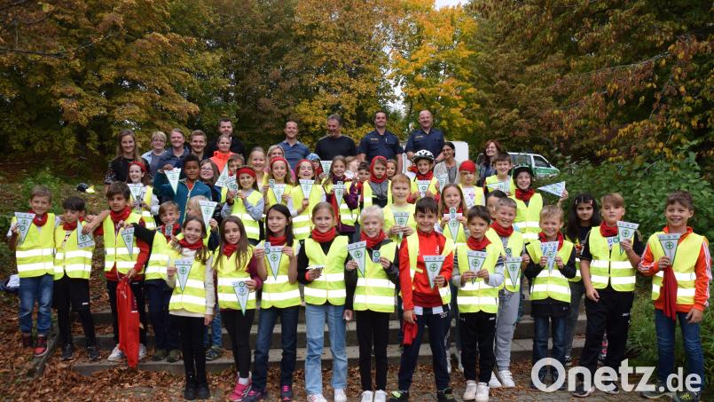 Die Viertklässler der Grundschulen Edelsfeld und Königstein mit Rektorin Stefanie Lutye-Küst und den Ehrengästen nach der Fahrrad-Wimpelübergabe. Bild: wku