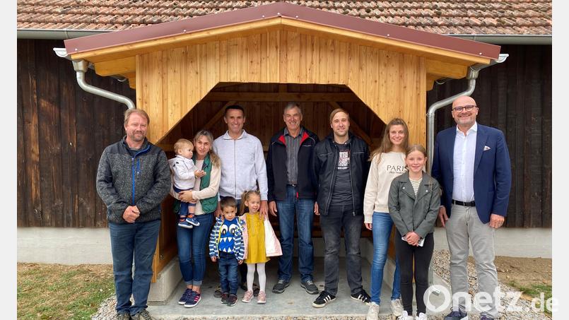 Eine Gemeinschaftsleistung: Das neue Bushäuschen in Raggau. Bild: VG Neunburg/exb