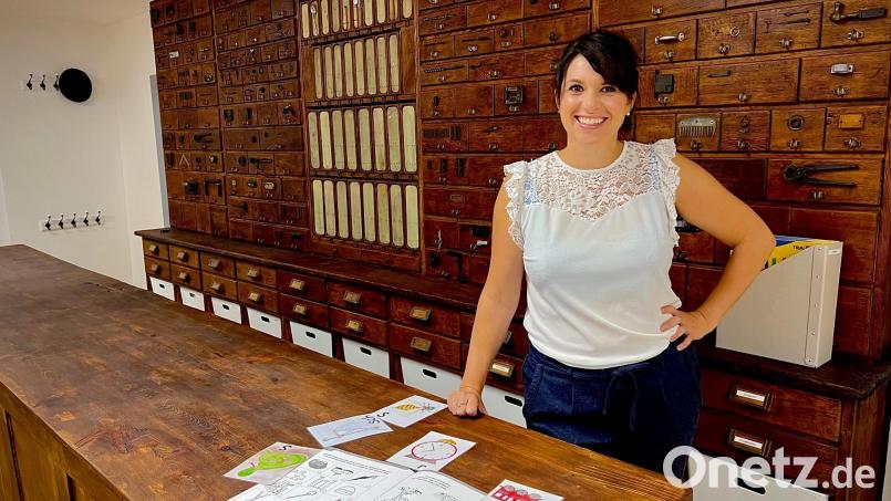 Eine Besonderheit in der Logopädiepraxis von Kathrin Mertins: Die Ladeneinrichtung des früheren Hauseigentümers Ulrich Haas. Bild: Marco Linke/exb