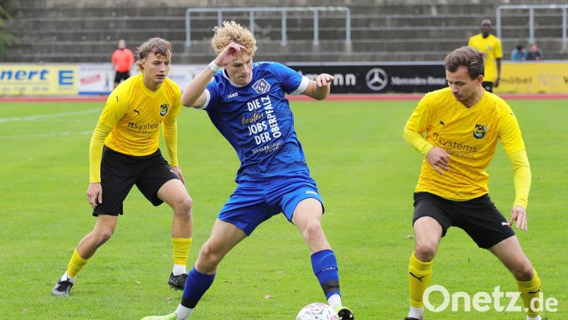 Johannes Janker (Mitte) traf zuletzt für den SV Etzenricht bei der 1:2-Niederlage beim FC Amberg. Am Samstag gegen den FC Wernberg will er wieder über einen Sieg seines Teams jubeln. Bild: war