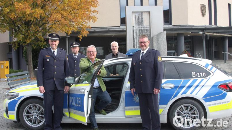 Klaus Schuster (rechts) ist seit 1. Oktober neuer Kontaktbeamter der Polizei in Wiesau. Die offizielle Amtseinführung durch den Ersten Polizeihauptkommissar Günther Burkhard (links) fand am Freitag statt. Dem neuen Ansprechpartner in Wiesau gratulierten Polizeihauptkommissar Thomas Hoffmann, Bürgermeister Toni Dutz und der Geschäftsleiter im Rathaus Wiesau, Thomas Weiß (von links). Bild: wro