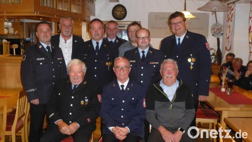 Die Geehrten der Marktfeuerwehr. Ihnen gratulierten Kreisbrandmeister Gerald Wölfl, Bürgermeister Ludwig Biller, Vorsitzender Thomas Gmeiner ( stehend Erster, Zweiter und Vierter von links). Bild: bk