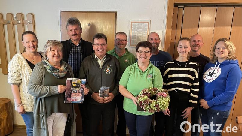 Christine Zach, Maria Hanauer, Hans Hanauer, Oliver Roth, Manfred Becher, Beate Becher, Markus Greber, Emma Zach, Markus Zach und Andrea Rupp (von links) präsentieren ihre Preise beim Kampf um die Kirchweihgans. Bild: Annegret Greber/exb