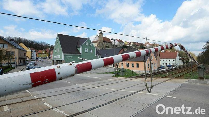 Ein Kritikpunkt bei der Bürgerversammlung: Der händische Betrieb der Schranke mit unverhältnismäßig langen Wartezeiten. Bild: Hartl