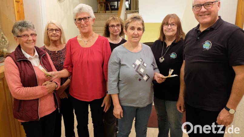Jeweils 300 Euro überreicht das Führungsteam des Katholischen Frauenbundes Oberbibrach an Thomas Ebnet, Christine Götzl und Waltraud Burger zur Verwendung für Hilfsprojekte in Indien und im Kongo. Bild: do