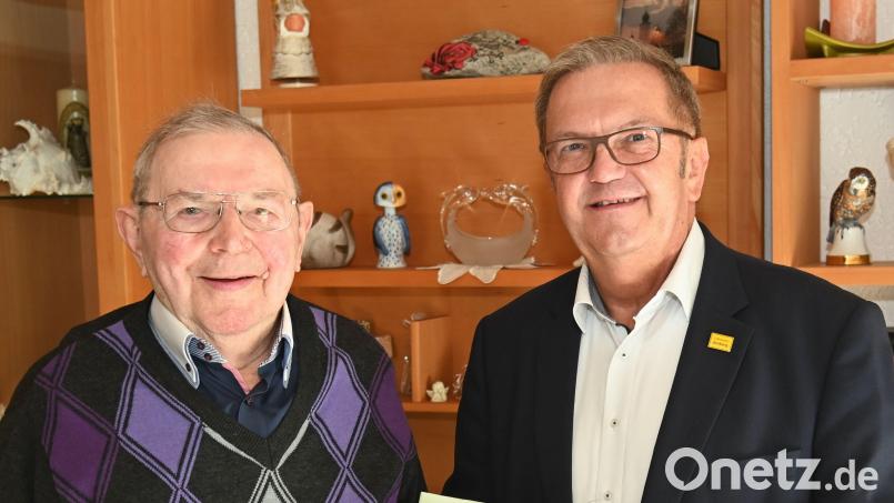 Bürgermeister Martin Preuß (rechts) gratulierte dem Jubilar Heinrich Eign. Bild: gf
