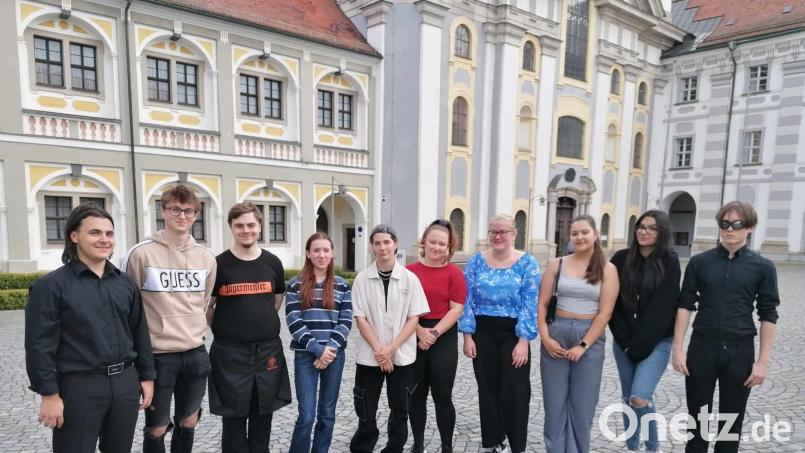 Junge Leute aus Partnerschulen des BSZ Wiesau in Tschechien absolvierten in Gastronomiebetrieben in Waldsassen Praktika. Ein Schüler der Touristikfachschule Wiesau war neun Wochen in einem Hotelbetrieb in Pardubice tätig. Bild: Markus Schultes/BSZ Wiesau/exb