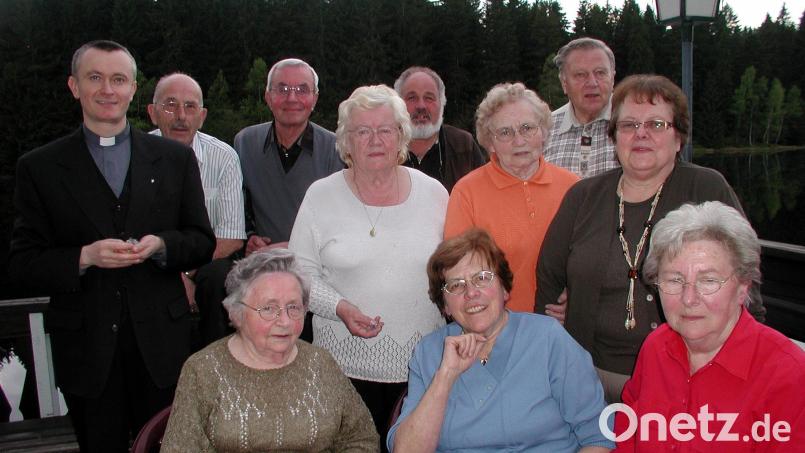 Foto anlässlich des 50. Gründungsjubiläums der Aktion am Fichtelsee (vorne, von links) Gundi Zapf, Olga Babo und Irma Wolf sowie (hinten, von links) Pfarrer Andreas Gromadzki, Siegfried Kastl, Hans Wolf, Rita Gonzalvo, Karl Kuhbandner, Theresia Hackenschmidt, Engelbert Schmalzl und Maria Kastl. Archivbild: gis