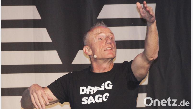 Ausladend gestikuliert Kabarettist Michl Müller bei seinem dreistündigen Auftritt in der Nabburger Nordgauhalle. Bild: Hirsch