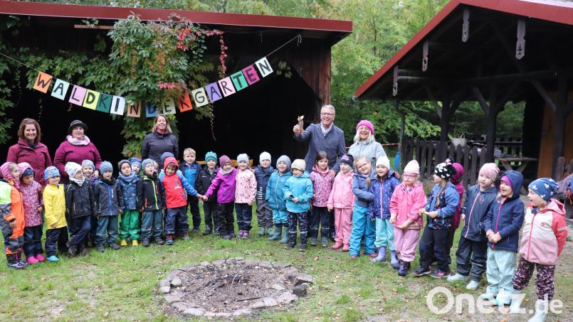 Viel zu entdecken gab es für die Vorschulkinder bei den Waldtagen. Mit im Bild: (von rechts) Kinderhaus-Leiterin Silvia Markowski, Bürgermeister Franz Stahl, Erzieherin Christina Sladky, Erzieherin Sabuha Wagensonner und Kinderpflegerin Anja Zant. Bild: Stadt Tirschenreuth/exb