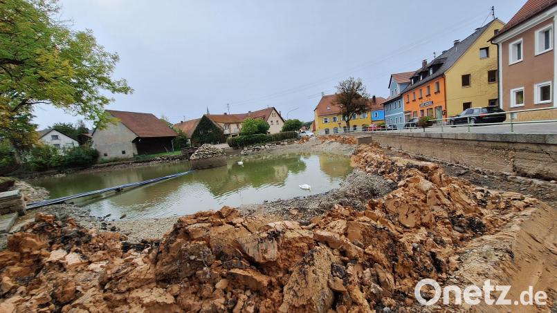 Der Lehmschlag am Stadtweiher wurde zurückgenommen, jetzt sind die Rissen in der Betonmauer (rechts) sichtbar. Diese Schlitze werden nun verfüllt und verpresst. Bild: bey