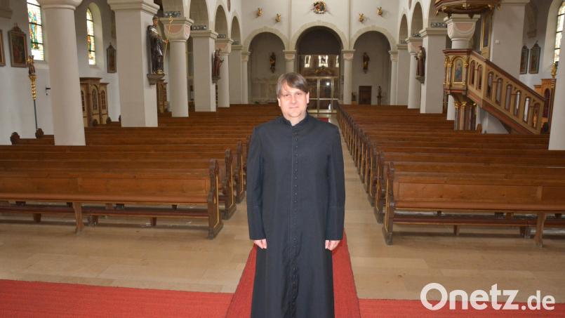 Oliver Pollinger, hier in der Stadtpfarrkirche St. Jakob, leitet seit 1. September die Pfarreiengemeinschaft Mitterteich-Steinmühle-Leonberg. „Es ist so, wie ich es mir vorgestellt habe“, bilanziert der Geistliche sechs Wochen nach dem Amtsantritt. Bild: jr