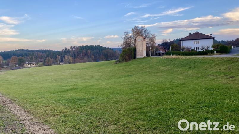 Aus dieser Wiese soll einmal das Baugebiet „Im Badgarten“ werden. Was ganz schnell geplant war, verzögert sich nun deutlich: Das Bauleitplanverfahren muss wegen eines Gerichtsurteils neu aufgerollt werden. Archivbild: Eichl