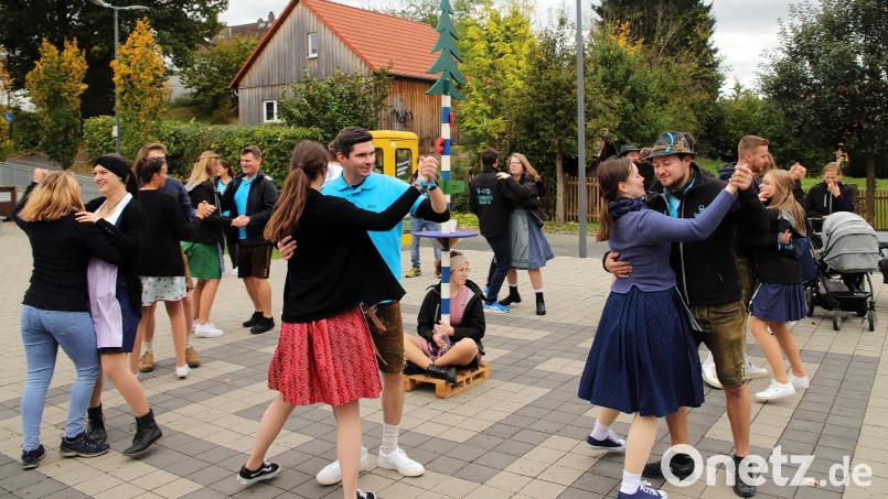 Die Etzenrichter Kirwaleit tanzen auf dem Dorfplatz. Bild: war