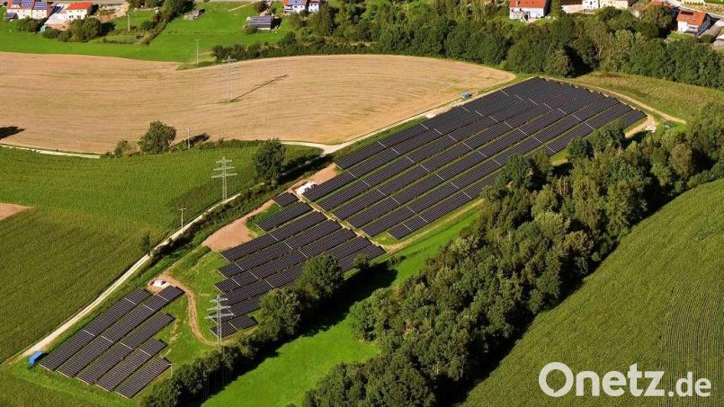 Der Solarpark Pursruck in der Gemeinde Freudenberg erzeugt Strom für umgerechnet 864 Haushalte. Im August 2023 ist die Anlage ans Netz gegangen. Bild: Greenovative
