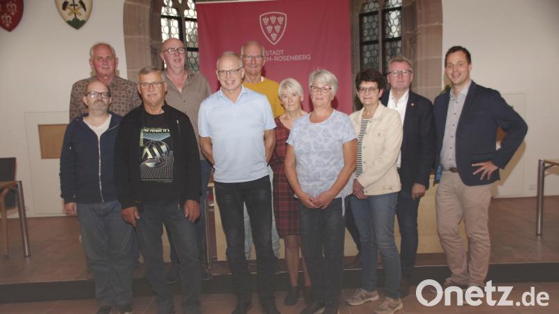 Für ihren lebenswichtigen Spenderdienst wurden im Rathaus geehrt: Hinten, von links: Thorsten Buchwald, Erwin Heuberger, Matthias Drenda, Renate Fiedler, Karin Pilhofer, Bürgermeister Michael Göth, Sebastian Schaller. Vorne, von links: Rudolf Heindl, Bernhard Herbst, Hans Pirner, Sigrid Weitzer. Bild: müb