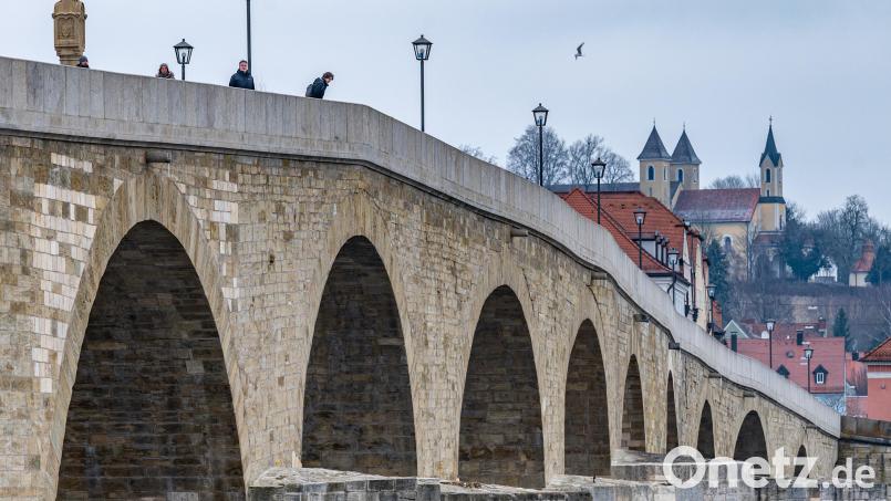 Die Steinerne Brücke in der Regensburger Altstadt. Das Opfer fiel auf den gepflasterten Bereich an einem Brückenpfeiler und wurde schwer verletzt. Archivbild: Armin Weigel/dpa