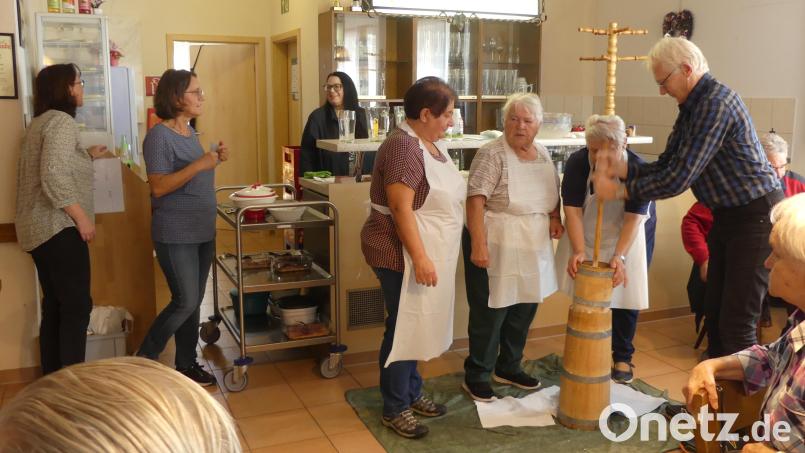 Alfred Kick konnte sich den „Verlockungen“ des Trios nicht entziehen und durfte dazu beitragen, 15 Kilogramm Schlagsahne zu Butter zu verarbeiten. Bild: rn
