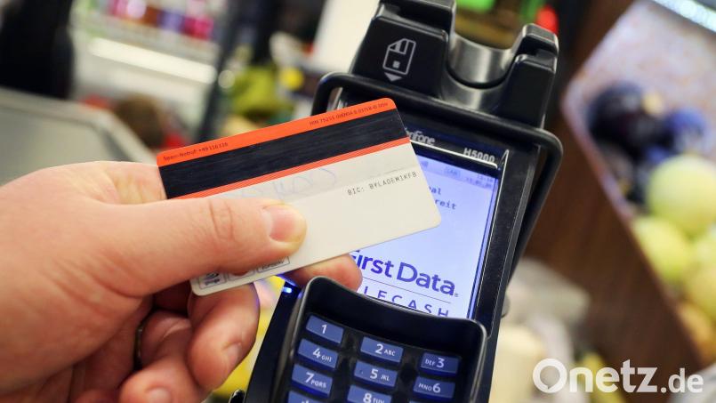 Eine Verkäuferin hatte mit der Bankkarte einer Kundin ihren Einkauf bezahlt. Symbolbild: Karl-Josef Hildenbrand