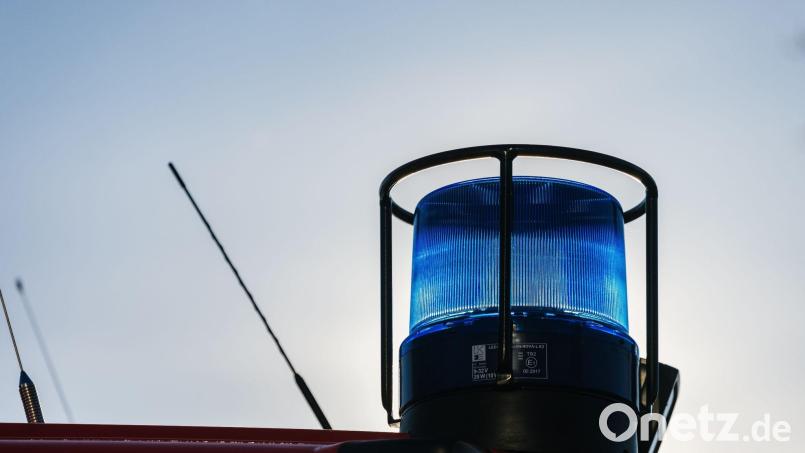 Ein Blaulicht auf dem Dach eines Einsatzfahrzeugs. Bild: Philipp von Ditfurth/dpa/Symbolbild